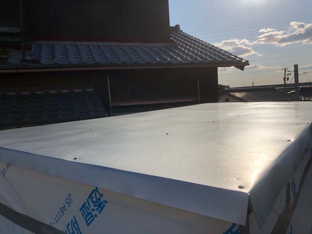 軽トラハウスの屋根をdiy ガルバリウム鋼板 平板 を防水パッキン付きビスでつける Yudaikawase Com