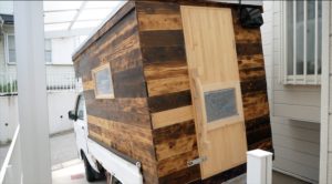 軽トラハウス ドアdiy パイン集成材で自作 取っ手は斧で削って作ってみた Yudaikawase Com